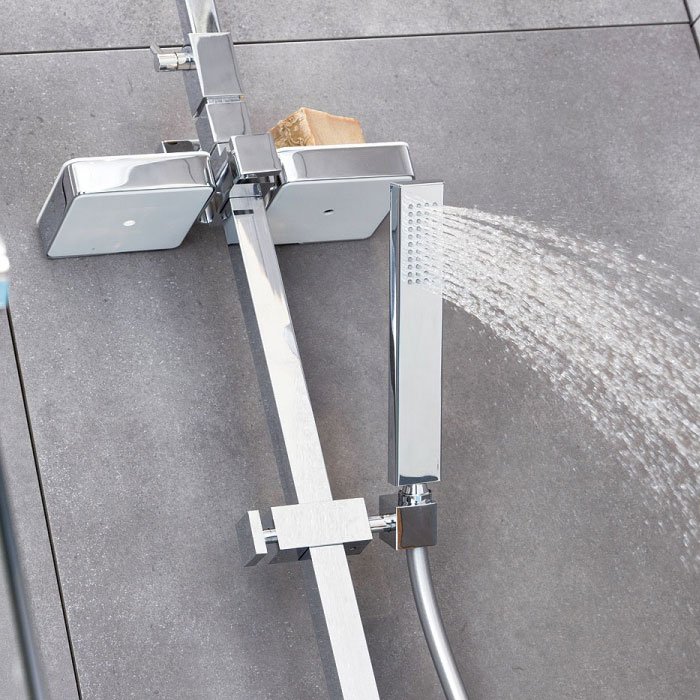 Вибираємо душові стійки зі змішувачем і верхнім душем