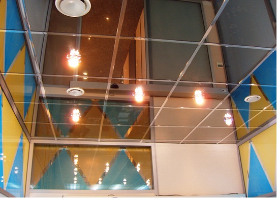 Дзеркальна стеля у ванній кімнаті, його види, плюси і мінуси Дзеркальна стеля у ванній кімнаті, його види, плюси і мінуси