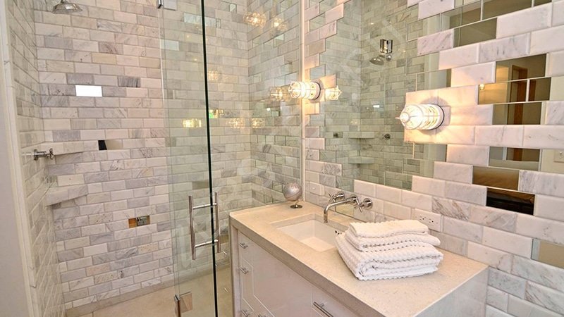 Золота плитка для ванної кімнати: нетипової дизайн