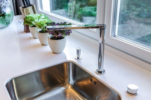 Мийка на кухні біля вікна: плюси і мінуси такого варіанту