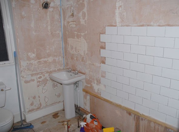 Вибираємо надійний плитковий клей для укладання плитки в ванній кімнаті