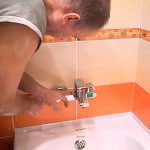 Установка змішувача у ванній своїми руками: як правильно виконати монтаж на стіну і заміну Установка змішувача у ванній своїми руками: як правильно виконати монтаж на стіну і заміну