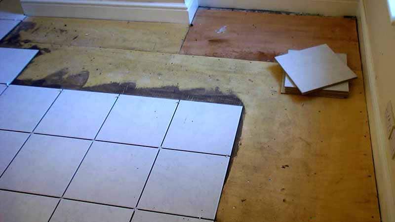 Укладання плитки на деревяну підлогу у ванній