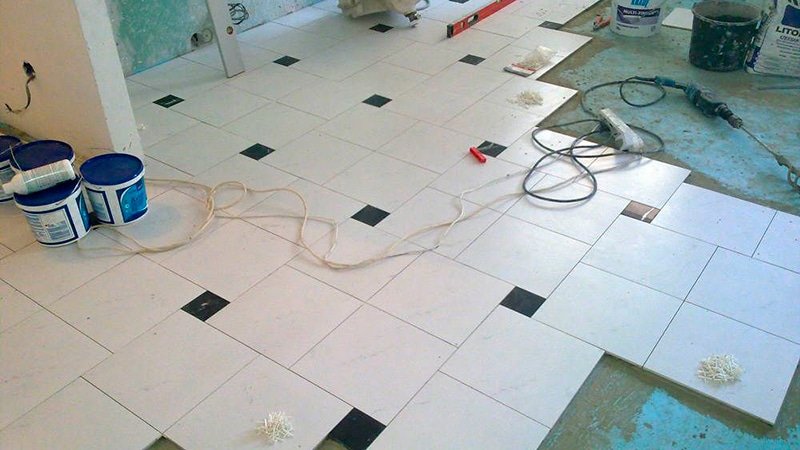 Кладка плитки у ванній: відео інструкція робіт своїми руками