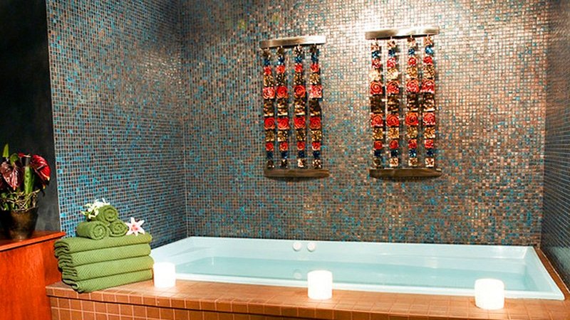 Фото плитка у ванній з малюнком: красива синя