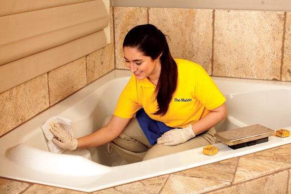 Догляд за акриловою ванною: чим чистити і мити в домашніх умовах