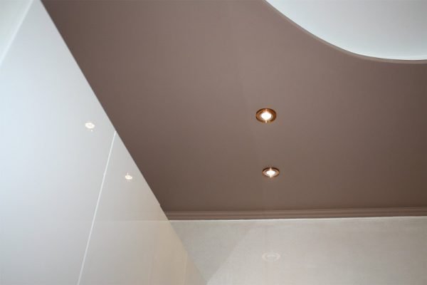 Як і чим пофарбувати стелю у ванній кімнаті своїми руками — відео і фото