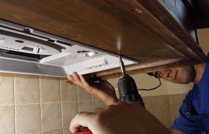 Як правильно встановити витяжку над газовою плитою?