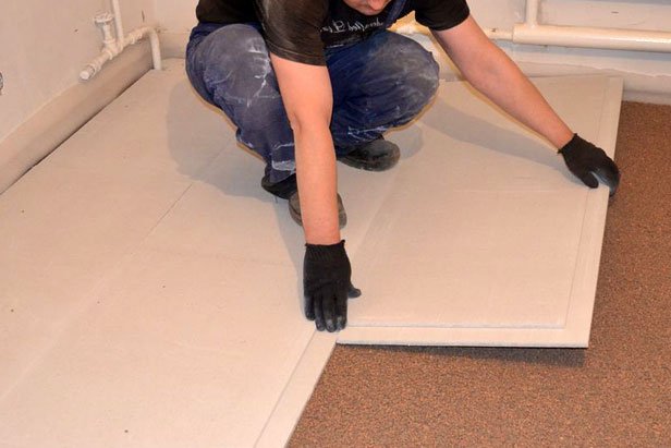 Як покласти плитку на деревяну підлогу: нюанси та етапи роботи у ванній