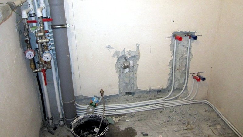 Як заховати труби у ванній під плитку своїми руками