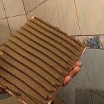 Відвалилася плитка у ванній: чим і як правильно приклеїти