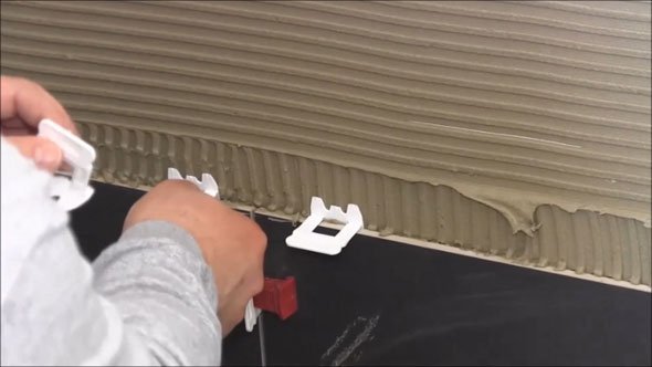 Вибираємо надійний плитковий клей для укладання плитки в ванній кімнаті