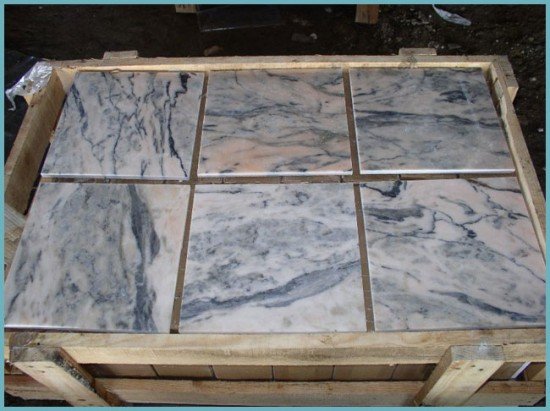 Мармурова плитка: багатство і розкіш у ванній кімнаті