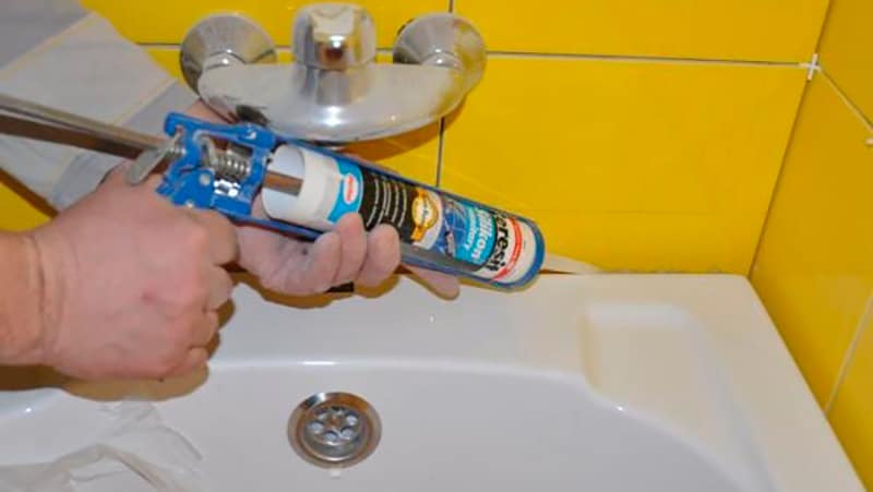 Чим замазати шви між плиткою у ванній