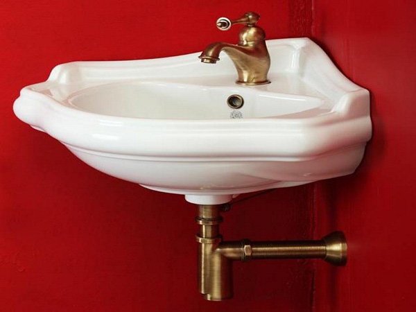 Кутова раковина для ванної: переваги, різновиди за розмірами і матеріалами