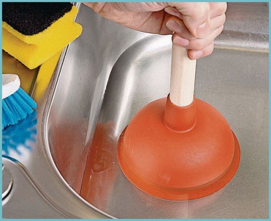 Як самостійно усунути засмічення в раковині (мийці або трубі) на кухні