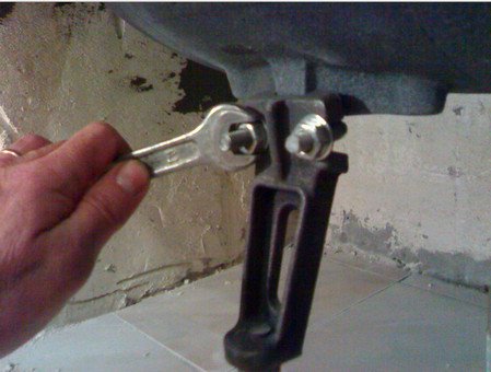 Як проводиться установка чавунної ванни