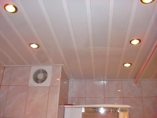 Підвісна стеля у ванною: переваги, види та особливості монтажу