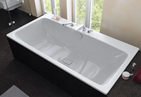 Як закріпити ванну до стіни і підлоги, щоб не хиталася — покрокове відео та фото