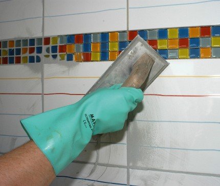 Як робиться затирка швів плитки у ванній своїми руками