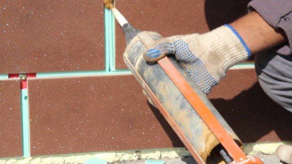 Як правильно покласти плитку у ванній кімнаті своїми руками — покрокове відео та фото