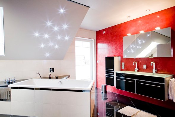 Натяжні стелі у ванній кімнаті: розбираємо плюси і мінуси