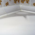 Як і чим закрити щілину між ванною і стіною