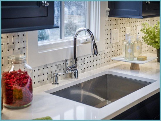 Мийка на кухні біля вікна: плюси і мінуси такого варіанту