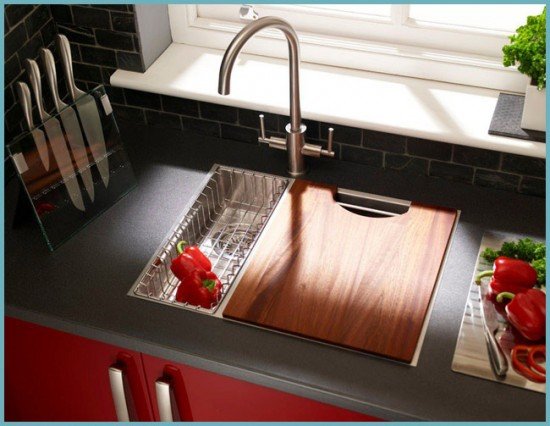 Мийка на кухні біля вікна: плюси і мінуси такого варіанту