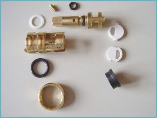 Підтікає або капає змішувач у ванній або на кухні: розбираємося як полагодити