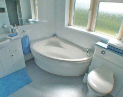 Розміщення кутової ванни у маленькій ванній кімнаті