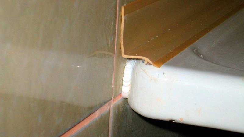 Герметизація ванни зі стіною: обробляємо стик
