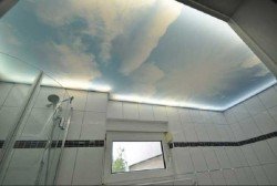 Натяжні стелі у ванній кімнаті: розбираємо плюси і мінуси