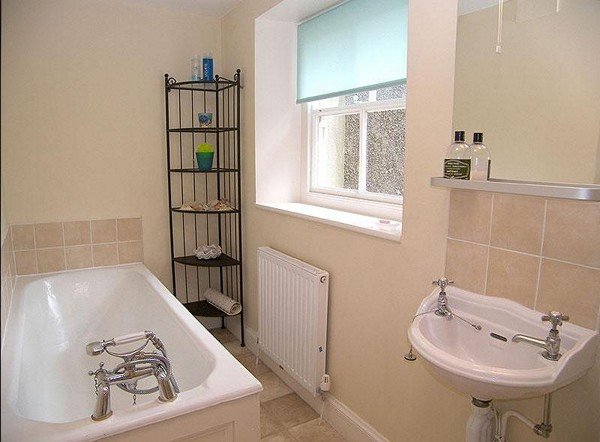 Дизайн ванної з вікном: особливості оформлення інтерєру