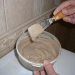 Чим замазати шви між плиткою у ванній