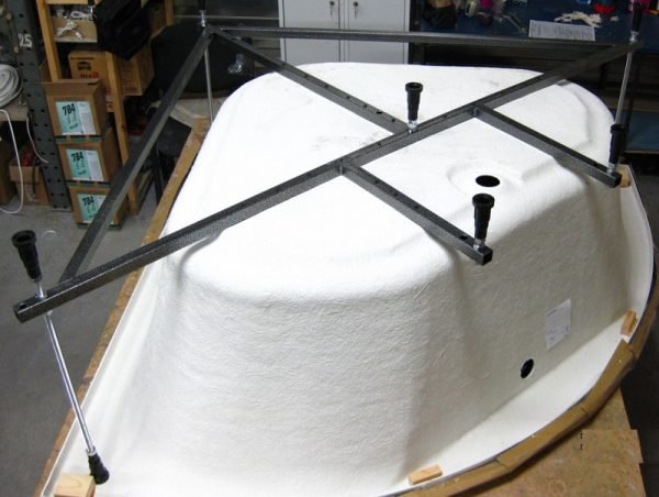 Каркас для сталевої ванни своїми руками — установка і монтаж (відео, фото) Каркас для сталевої ванни своїми руками — установка і монтаж (відео, фото)