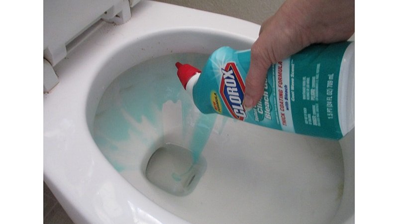 Як очистити унітаз від іржі: чим краще чистити