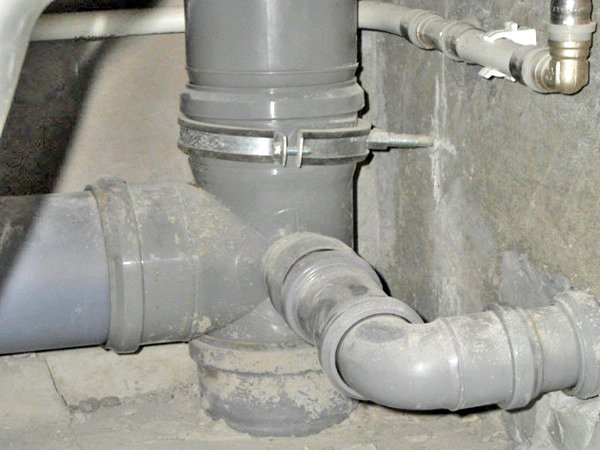 Запах каналізації у ванній: причини та способи їх усунення