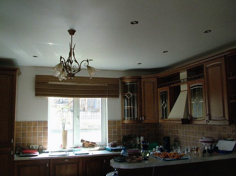 Дизайн та оздоблення стелі: гіпсокартон, шпалери, натяжні стелі