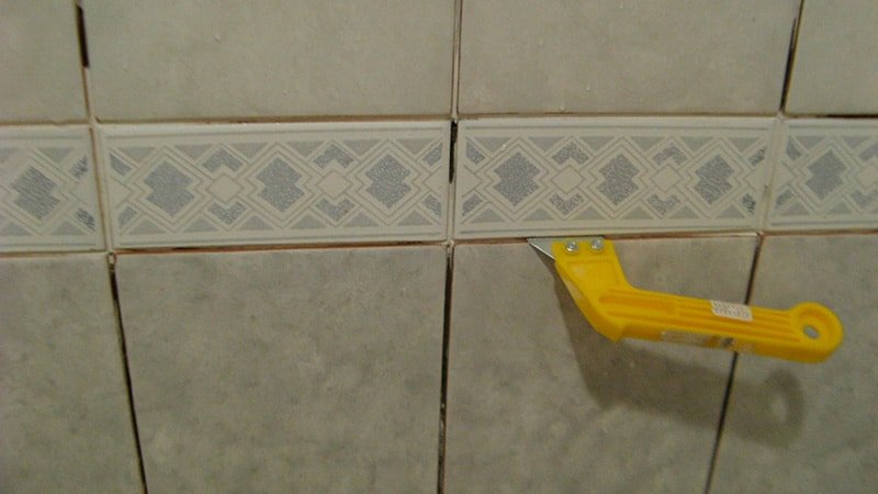 Як видалити затірку зі швів плитки