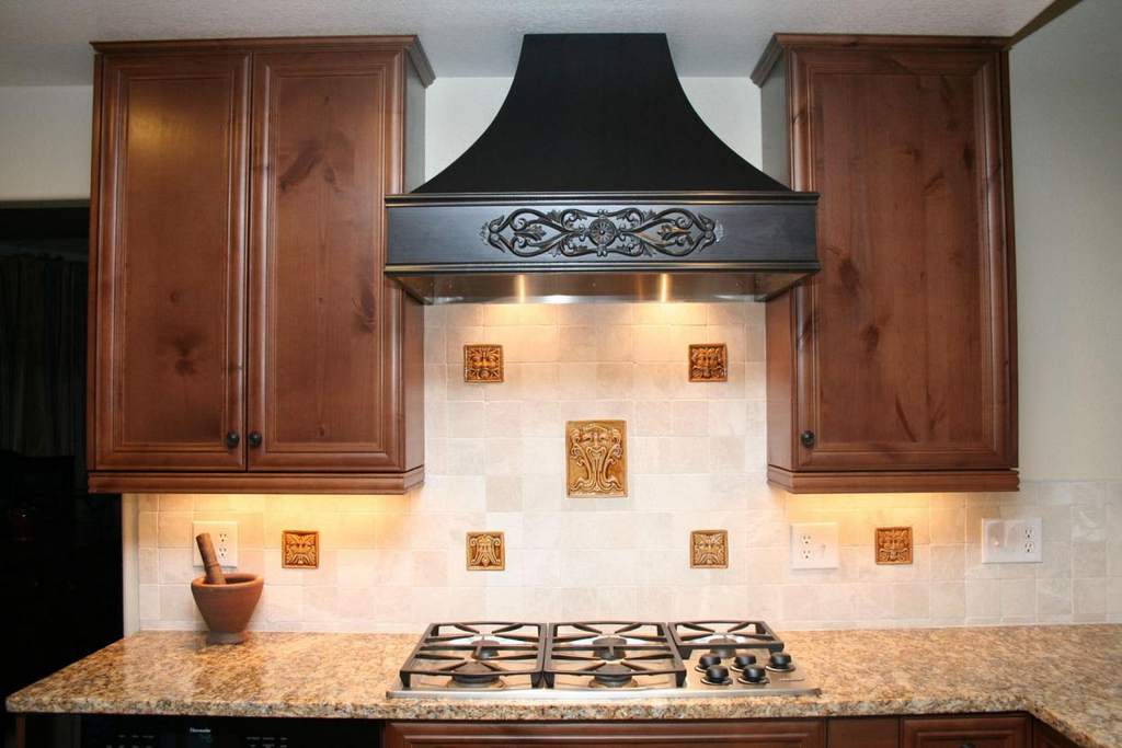 Камінні витяжки для кухні: кутова і купольного типу