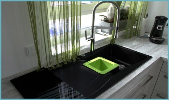 Мийка на кухні біля вікна: плюси і мінуси такого варіанту