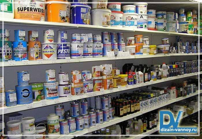 Водоемульсійна фарба для стелі або побілка у ванній кімнаті