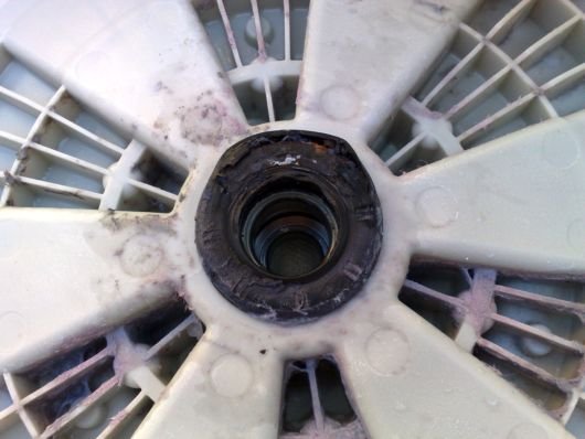 Чому тече пральна машинка знизу і як це виправити