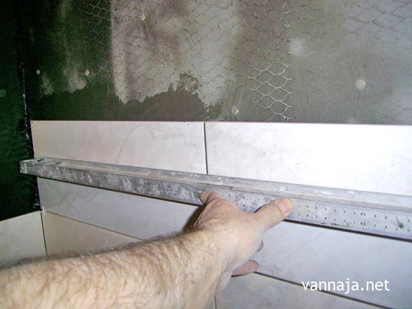 Як укладати плитку у ванній: технологія та особливості облицювання стін