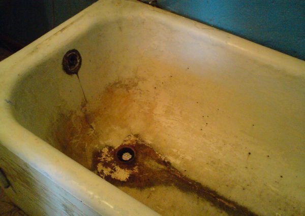 Чим мити чавунну ванну, не пошкоджуючи емаль, в домашніх умовах — відео і фото