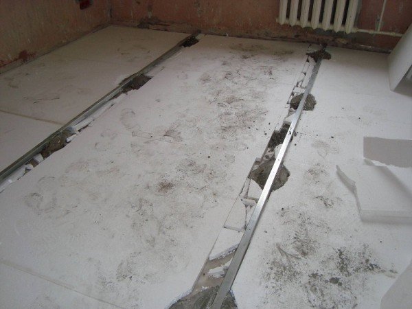 Як вирівняти підлогу під плитку у ванній кімнаті — підготовка і монтаж (фото, відео)