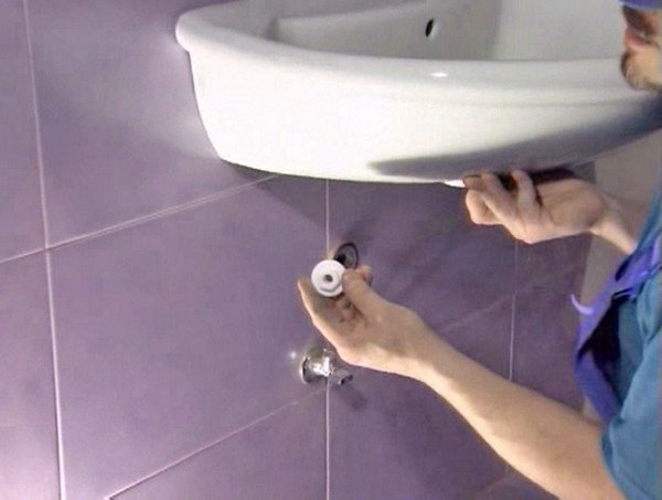 Раковини у ванну кімнату: різновиди та принцип підключення до каналізації і водопроводу Раковини у ванну кімнату: різновиди та принцип підключення до каналізації і водопроводу