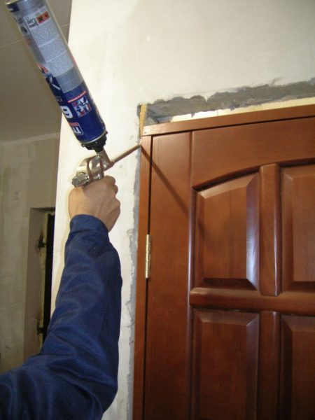 Ремонт дверей у ванній кімнаті і туалеті — покрокове відео та фото