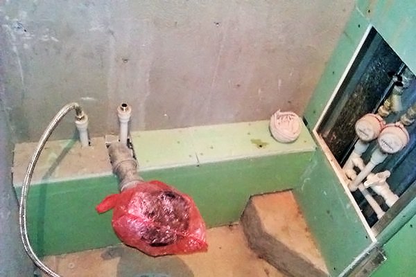 Як заховати труби у ванній: способи та їх використання в залежності від місця розташування трубопроводів Як заховати труби у ванній: способи та їх використання в залежності від місця розташування трубопроводів